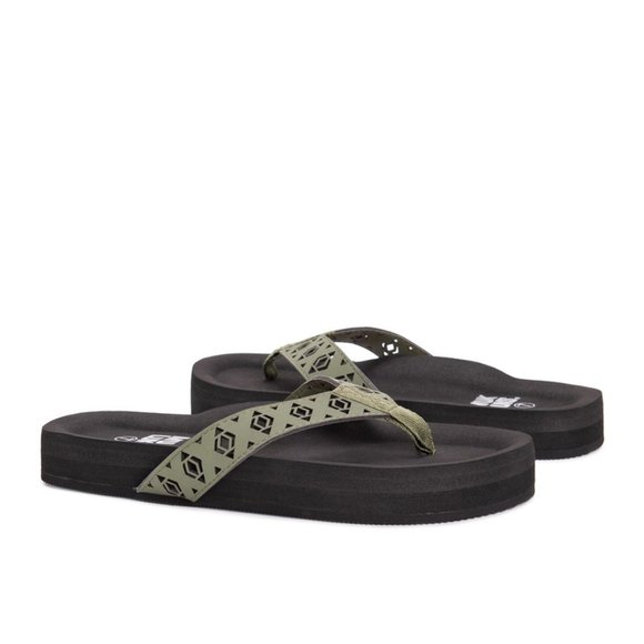 Muk Luks Juliette Cutout Flip Flops Sandals Thongs Olive Green Size 7 NEW - Picture 1 of 7
